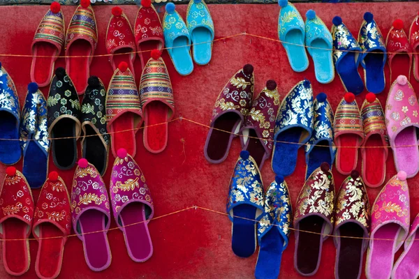 Several rows of colorful ethnic Turkish shoes — Stockfoto