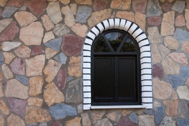 Kırmızı duvarında beyaz boyalı kemerli pencere