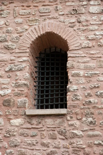 Mittelalterliche Burg - Details eines Fensters mit Eisengitter — Stockfoto