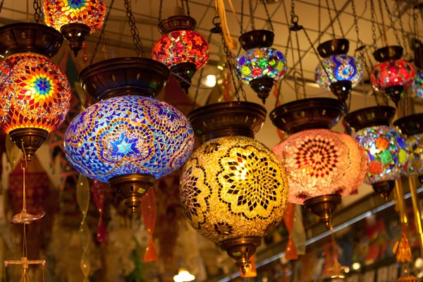 Turkiska lampor till salu i Grand Bazaar, Istanbul, Turkiet — Stockfoto