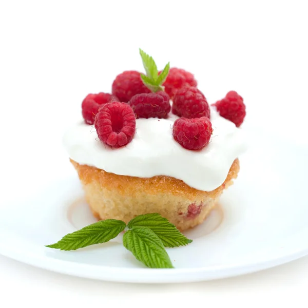 Smakelijk cake met frambozen, geïsoleerd op wit — Stockfoto