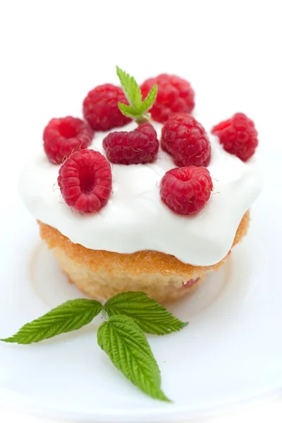 Smakelijk cake met frambozen, geïsoleerd op wit — Stockfoto