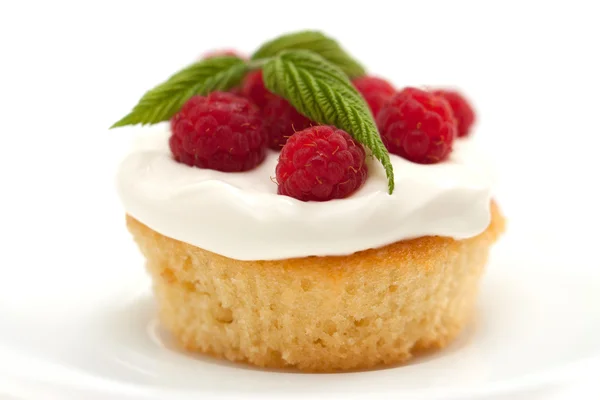 Апетитний торт з малиною, ізольований на білому — стокове фото