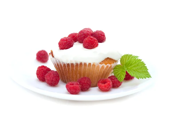 Appetizing cake dengan raspberry, terisolasi di atas putih Stok Gambar
