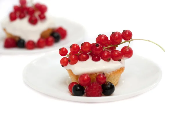 Торт зі свіжими червоними ягодами, чорною смородиною та малиною ізольовані на білому — стокове фото