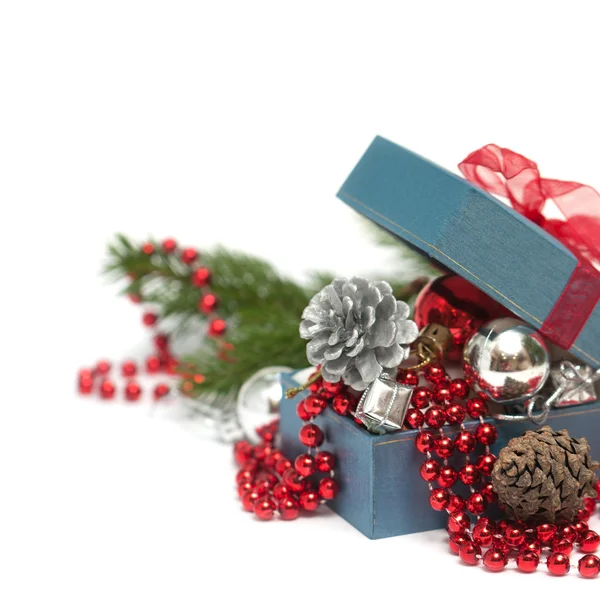 Caja de regalo de Navidad con decoraciones festivas aisladas sobre blanco — Foto de Stock