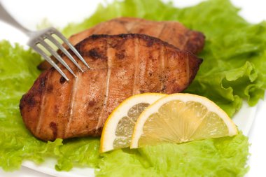 Limonlu ızgara tavuk göğsü