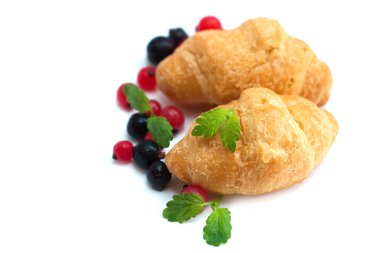 nane, taze meyveler ve kruvasan kahvaltı