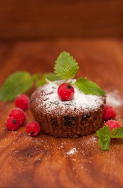 Taze nane ve ahşap zemin üzerinde meyveleri ile kekler