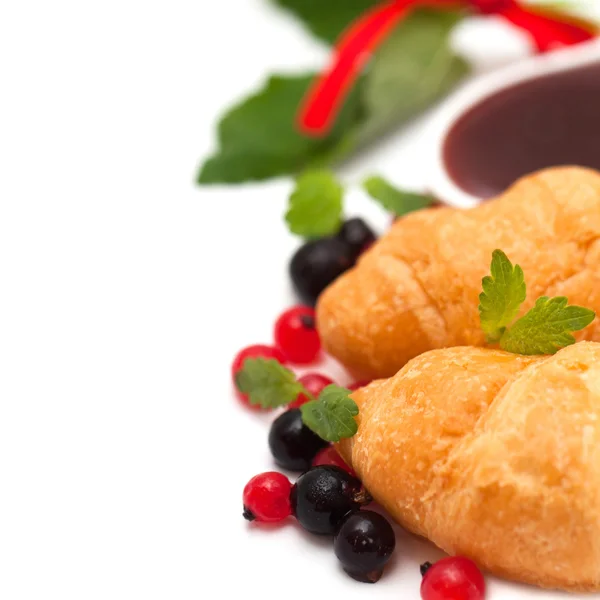 Breakfast with mint, fresh berries and croissants — Stock Photo, Image