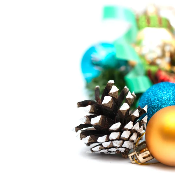 マツ円錐形、白い背景の上のボールのクリスマス コンポジション — ストック写真