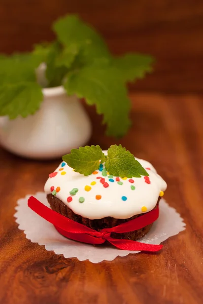 Celebratory chocolate cake with mint on a wooden background — Stock Photo, Image