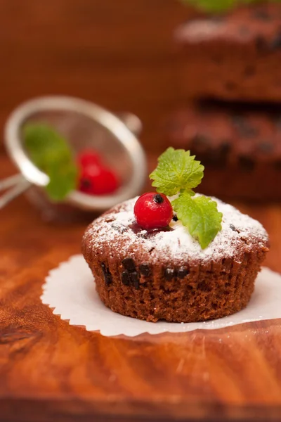 Muffins com hortelã fresca e bagas em fundo de madeira — Fotografia de Stock