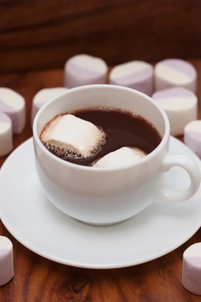 White mugs with hot chocolate and marshmallows — Stock Photo, Image