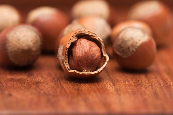 Hazelnuts (filbert) на деревянном фоне — стоковое фото