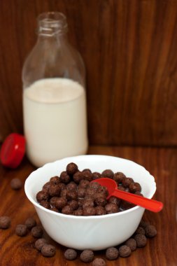 sağlıklı kahvaltı hububat süt ve çikolata ile