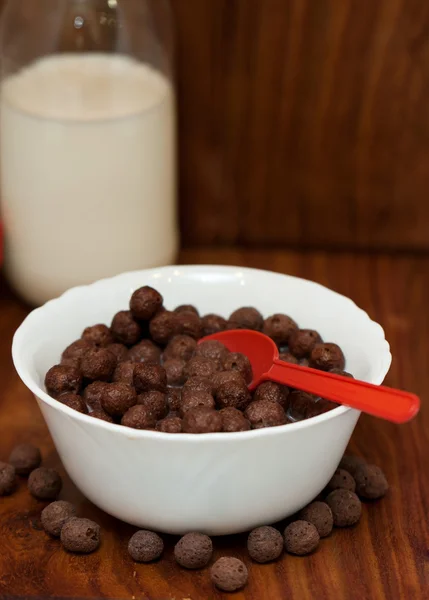 Healthy breakfast with milk and chocolate cereals — Stock Photo, Image