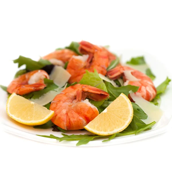 Salad with arugula, shrimp and parmesan cheese — Stock Photo, Image