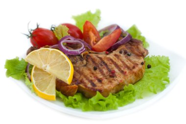 otlar ve domates, soğan, biber, limon ile eti biftek ızgara