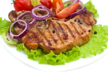 otlar ve domates, soğan, biber, limon, izole üzerinde beyaz arka plan ile eti biftek ızgara