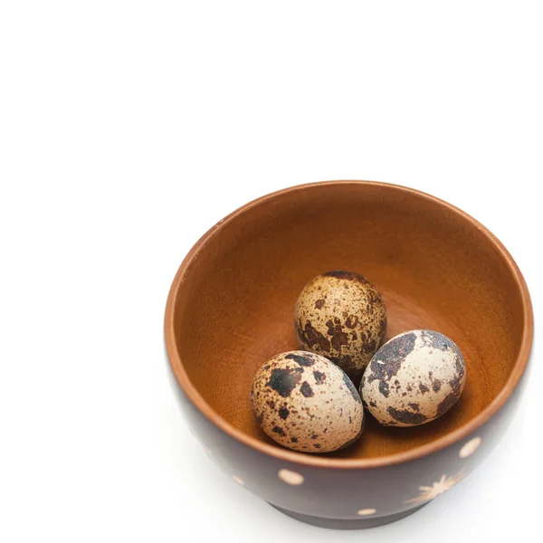 Quail eggs in a wooden bowl on a white background — Stock Photo, Image