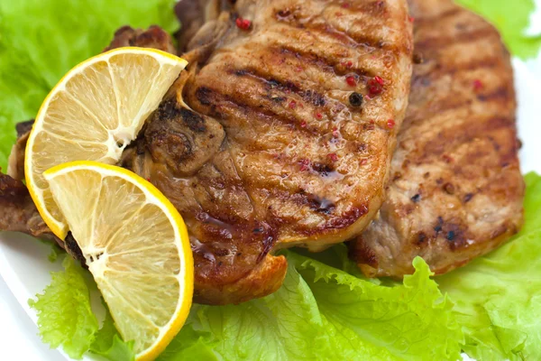 Grilované maso steak se zeleným salátem a citronem — Stock fotografie