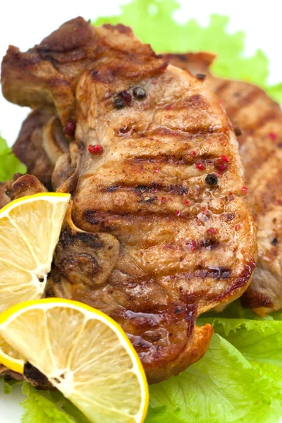 Filete a la parrilla con ensalada verde y limón — Foto de Stock