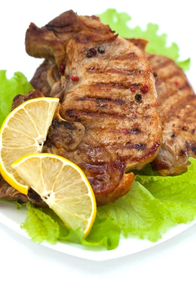 Grilované maso steak se zeleným salátem a citronem — Stock fotografie