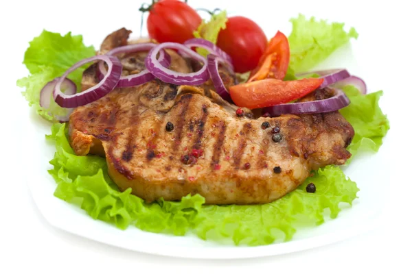 Gegrild vlees steak met kruiden en tomaten, ui, peper, citroen, geïsoleerde op witte achtergrond — Stockfoto