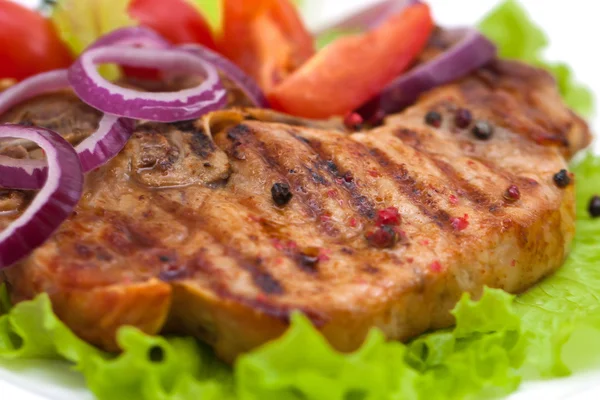 Gegrild vlees biefstuk met kruiden en tomaten, uien, paprika 's — Stockfoto