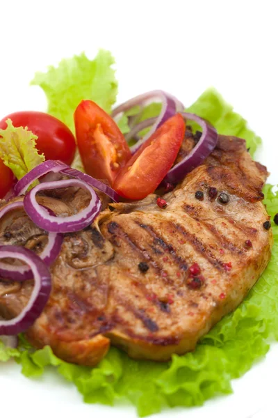 Gegrild vlees steak met kruiden en tomaten, ui, peper, citroen, geïsoleerde op witte achtergrond — Stockfoto