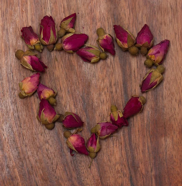 Coração feito de botões de rosa secos — Fotografia de Stock