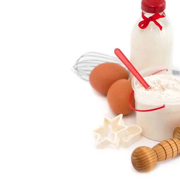 Deegroller, melk, eieren en meel, cookie cutters en bakken ingrediënten, geïsoleerd op wit Rechtenvrije Stockafbeeldingen
