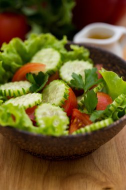 ahşap kase taze sebze salatası