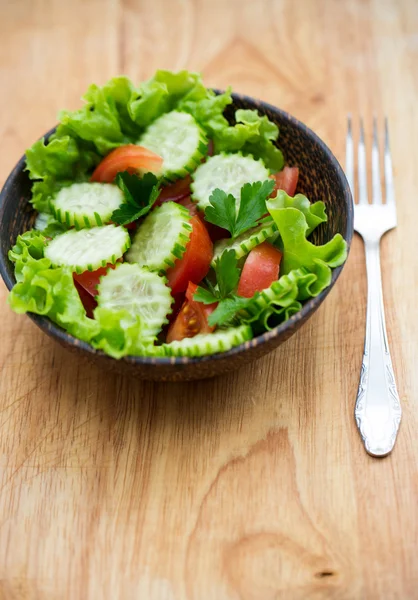 Fresh vegetable salad in a wooden bowl — Stock Photo, Image