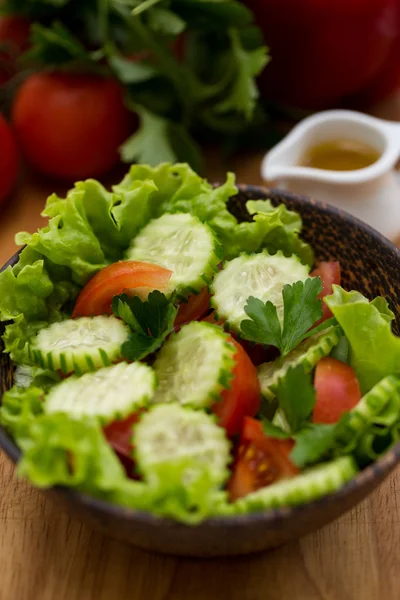 Fresh vegetable salad in a wooden bowl — Stock Photo, Image