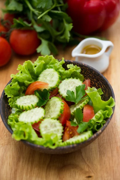 Fresh vegetable salad in a wooden bowl — Stock Photo, Image