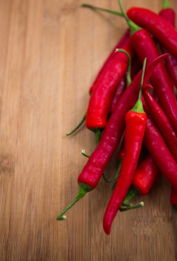 ahşap zemin üzerine kırmızı biber