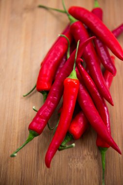ahşap zemin üzerine kırmızı biber