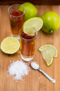 Tekila, limon ve tuz ahşap tablo