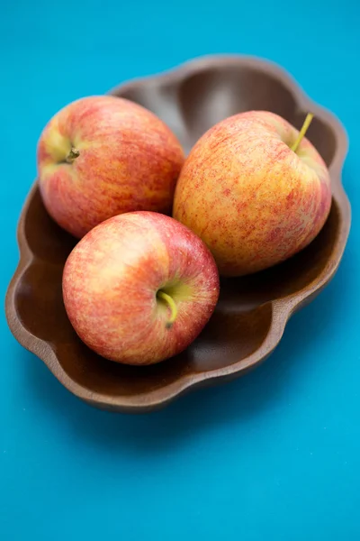 Manzanas en un tazón de madera —  Fotos de Stock