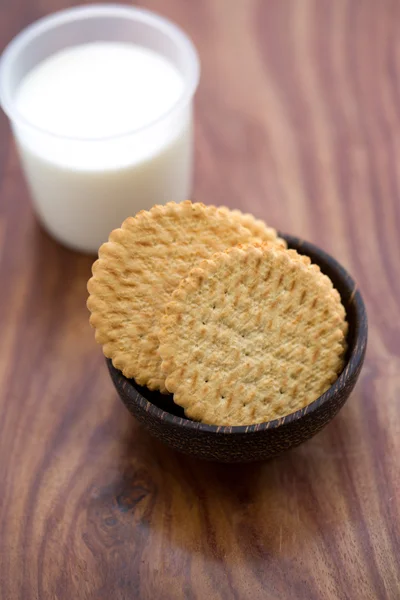 Cookies en melk op houten achtergrond — Stockfoto