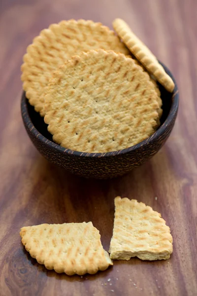 Biscuits in bowl on wooden background — Stock Photo, Image