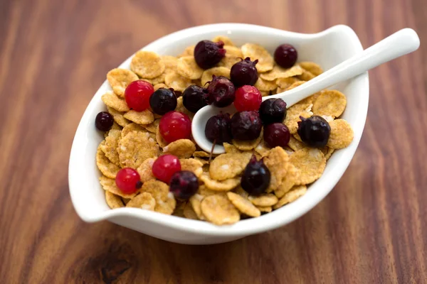 Corn flakes with berries — Stock Photo, Image