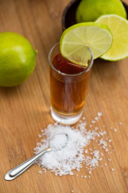 Tekila, limon ve tuz ahşap tablo