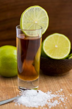 Tekila, limon ve tuz ahşap tablo