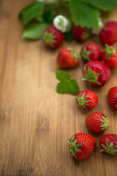 Fresh strawberries on wooden background — Stock Photo, Image
