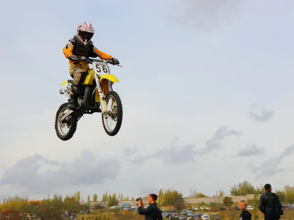 Der Motorradfahrer auf der Flucht — Stockfoto