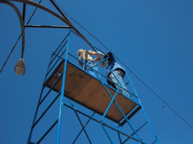 işin arkasında elektrikçiler.