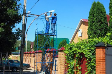 işin arkasında elektrikçiler.